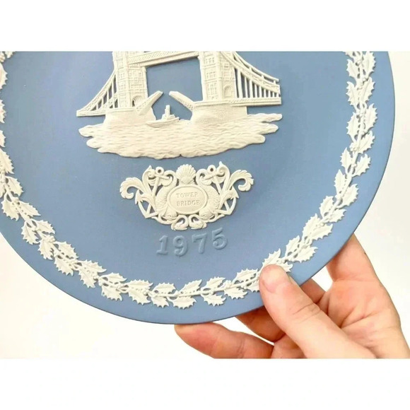 Tower Bridge Jasperware Wedgewood 1975 8" Christmas Plate w/ Original box - Picture 3 of 8